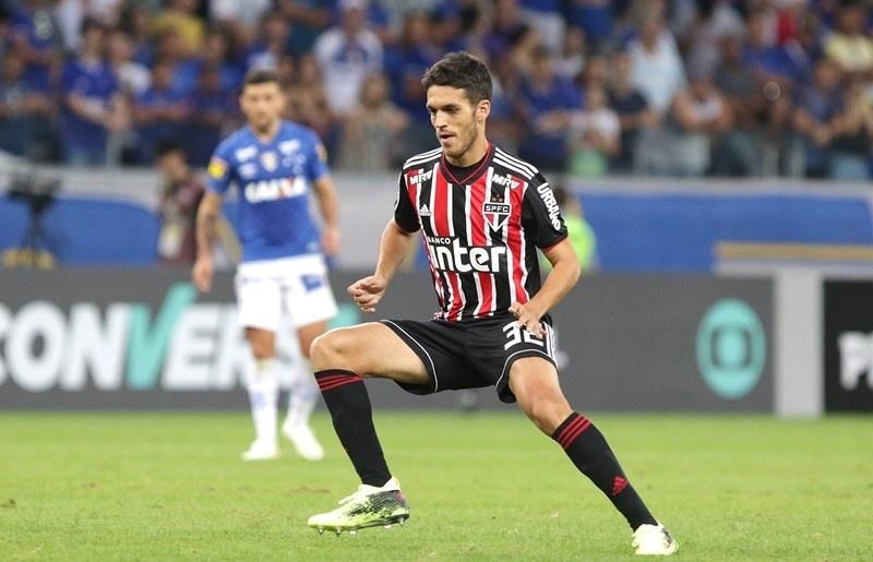 São Paulo renova com Walce, mas permanência do zagueiro no clube