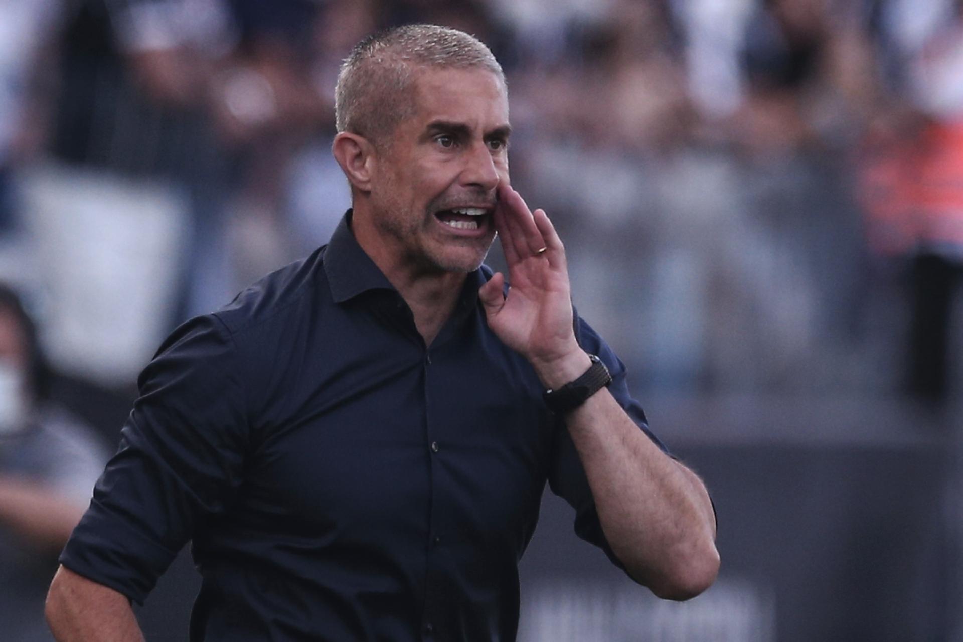 [OPINIÃO] Crítica ao Sylvinho é que o Corinthians é incapaz de honrar a camisa