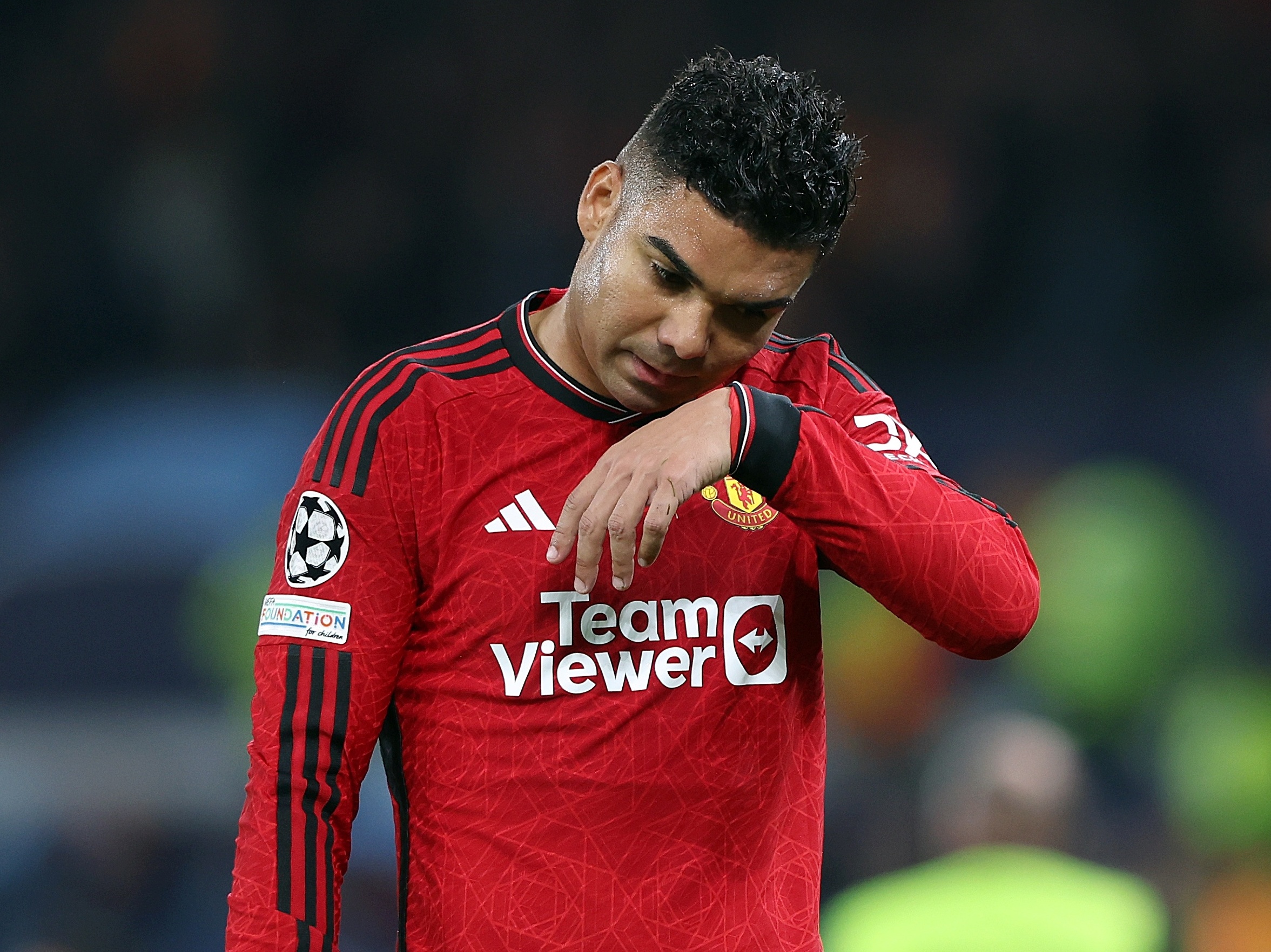 Casemiro é expulso, Manchester United sofre e amarga empate com o