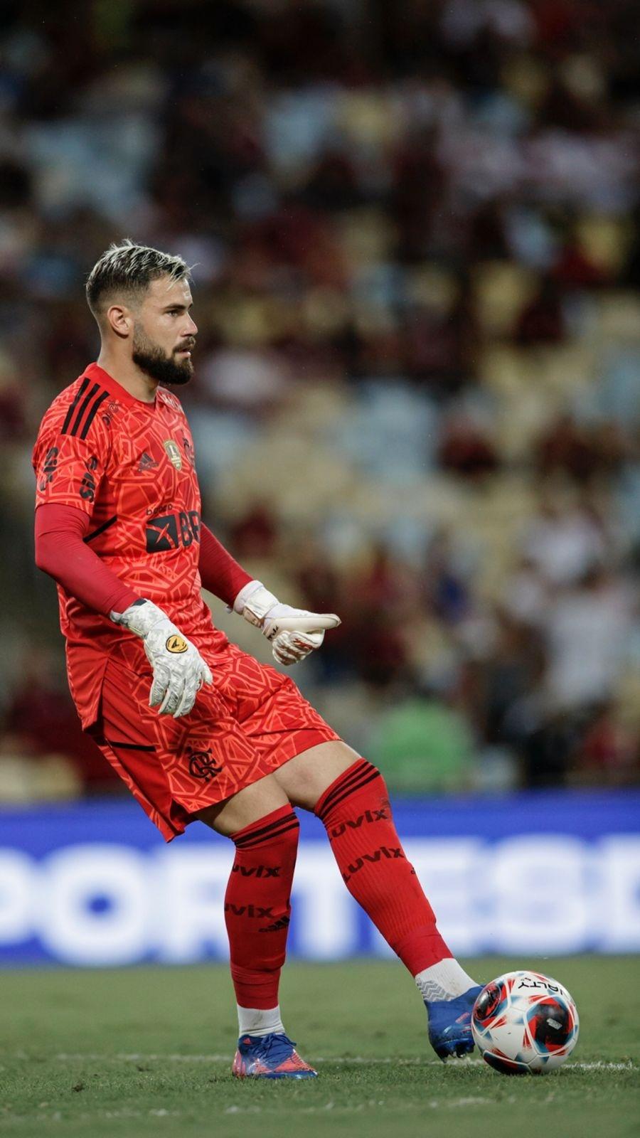 Esqueça Matheus Cunha, ele é o melhor goleiro do Flamengo e quer estrear  logo