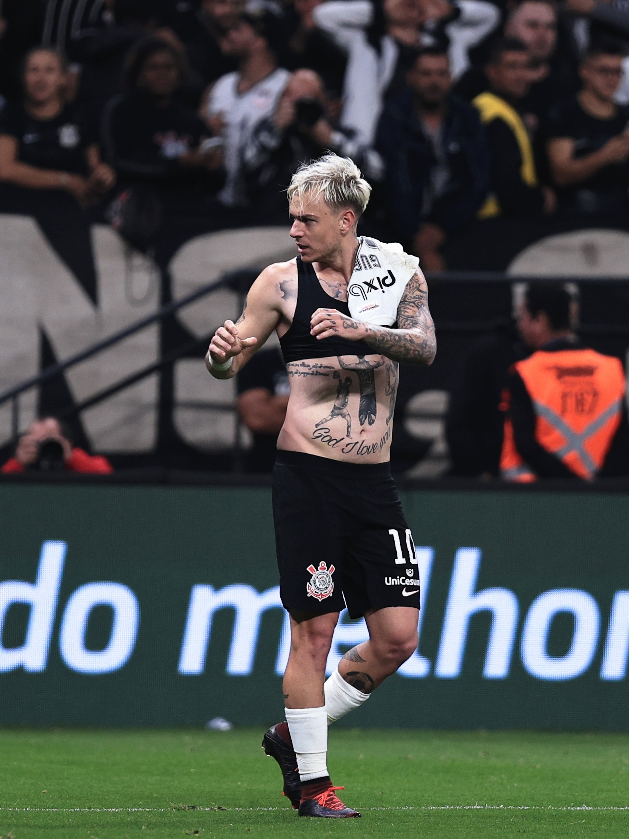 Artilheiro do Corinthians, Róger Guedes leva bola, pede música e avisa:  Mostrei onde quero jogar, corinthians