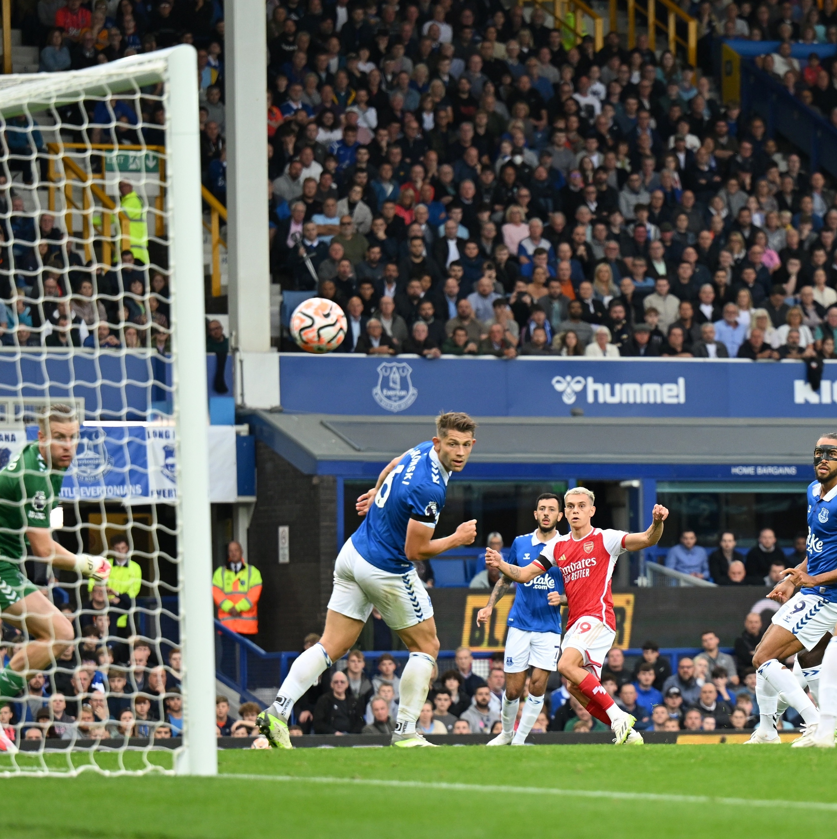 Arsenal segura o Brentford, vence fora e avança na Copa da Liga Inglesa