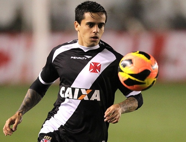 Fagner correndo na Fonte Nova com a bola em seus pés no jogo contra o Bahia