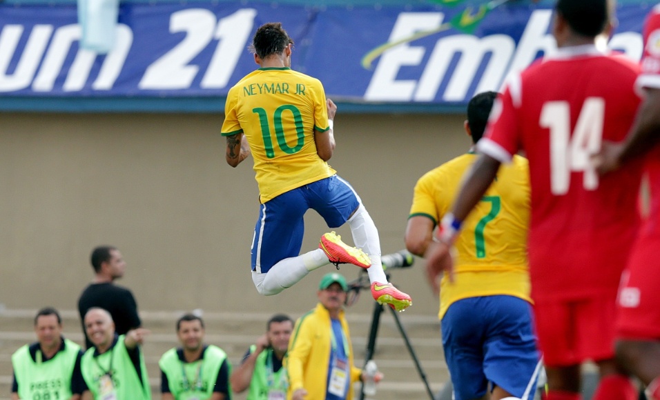 COPA 2014]Letra, calcanhar, acenos e, enfim, gols: Neymar agrada o torcedor  em Goiânia