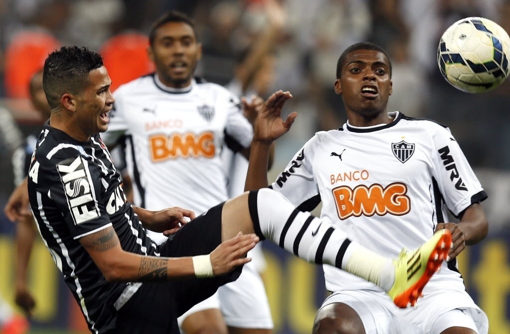 Bárbara Evans Vai Ao Jogo Do Corinthians Com Camisa De Guerrero - UOL ...