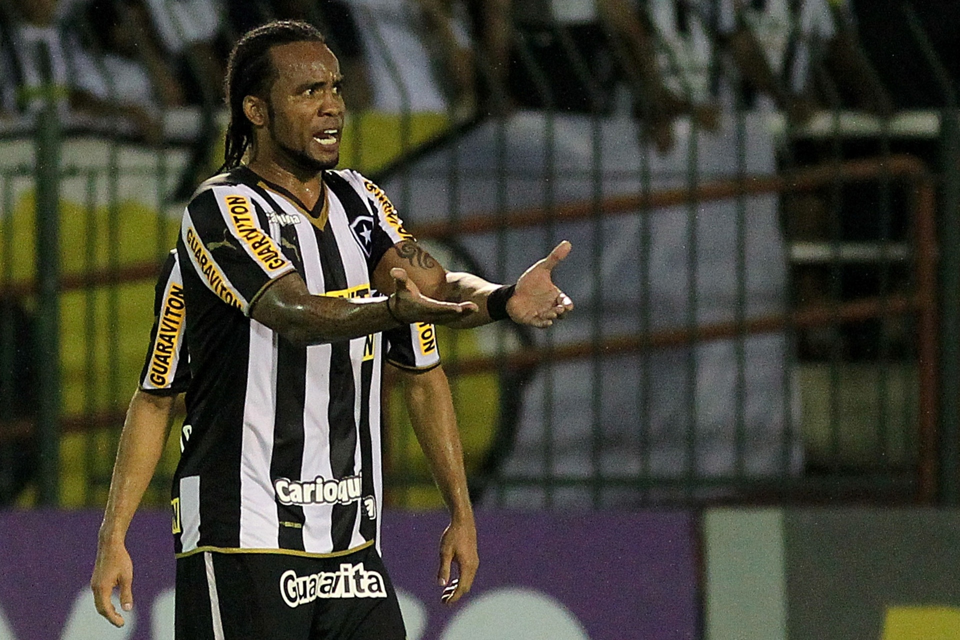 Atl Tico Pr Vence Botafogo E Complica Cariocas Em Luta Contra