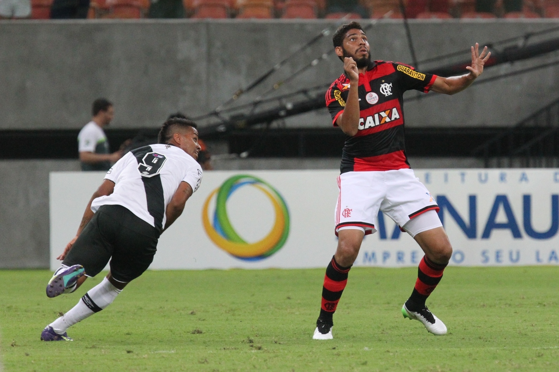 Torcidas de Vasco e Flamengo brigam em jogo e depredam estádio de