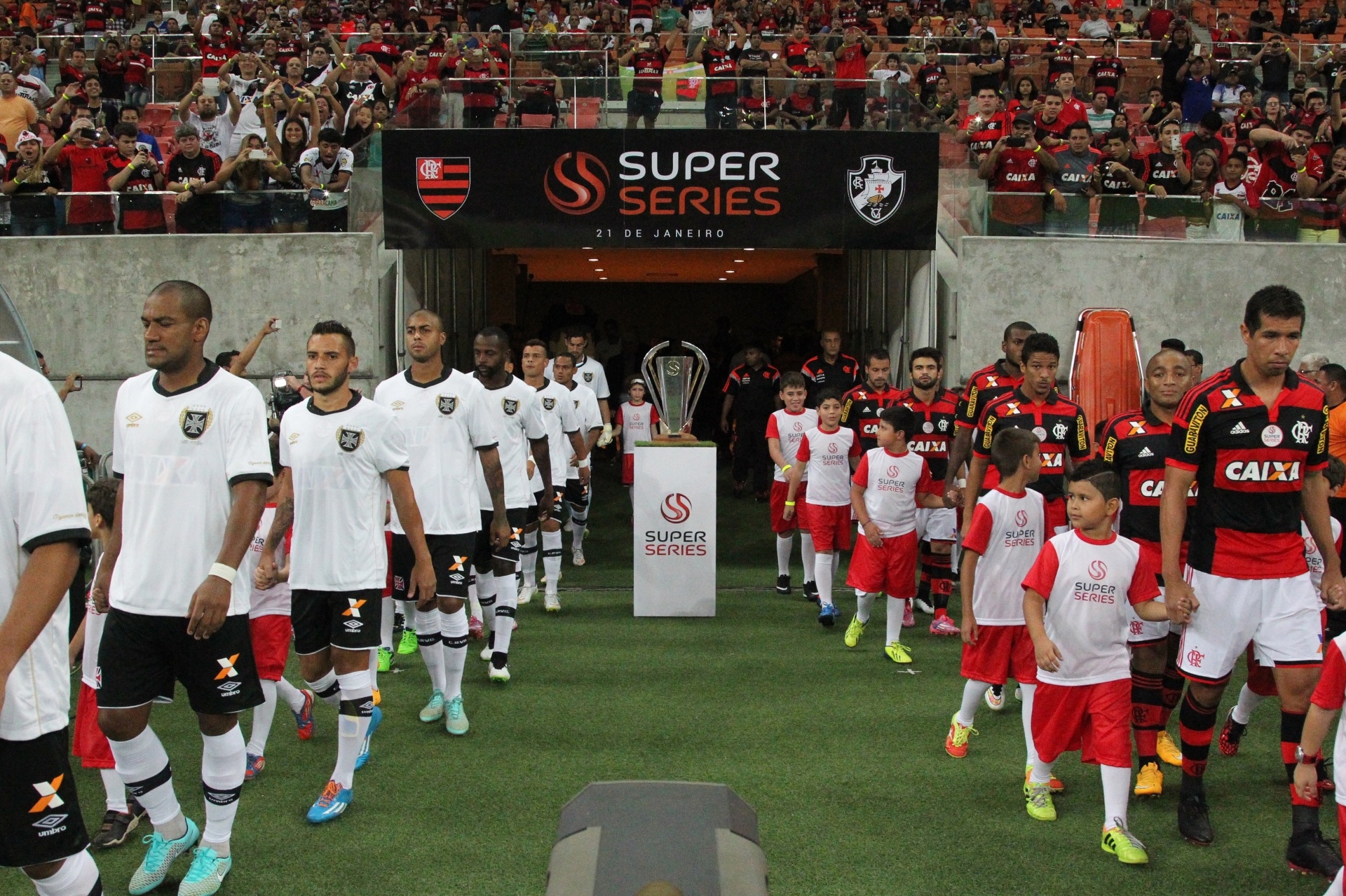 Torcidas de Vasco e Flamengo brigam em jogo e depredam estádio de