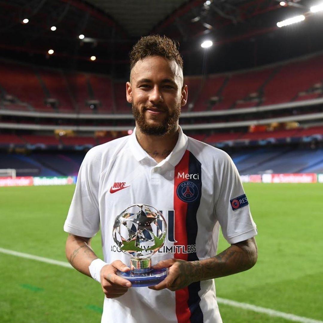 Neymar sabe que a melhor resposta é jogar bola. Foi o melhor em campo