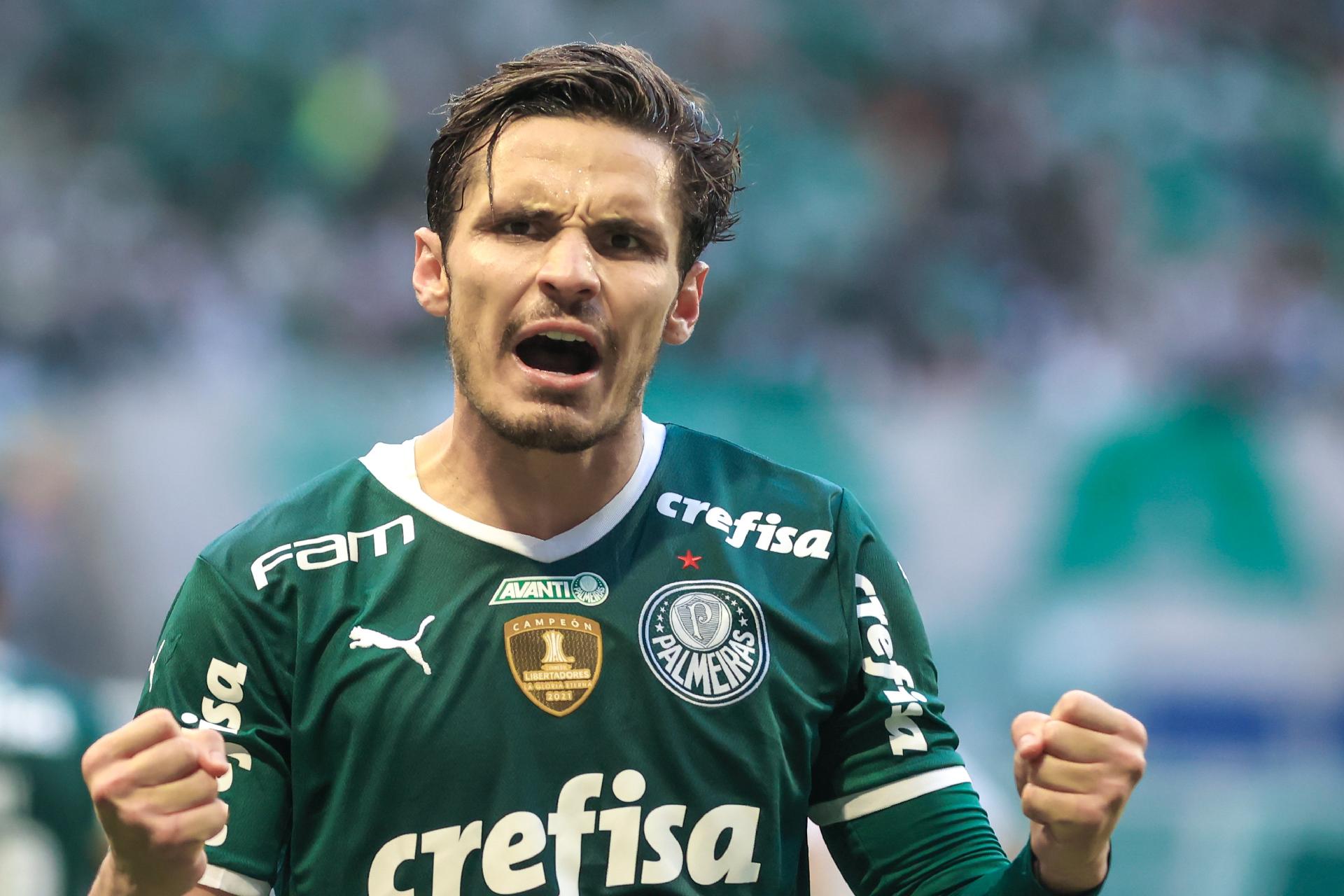 Raphael Veiga muda de posição e retoma destaque no Palmeiras