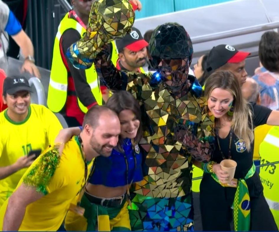 Eduardo Bolsonaro viu seleção em área VIP da Copa regada a bebida