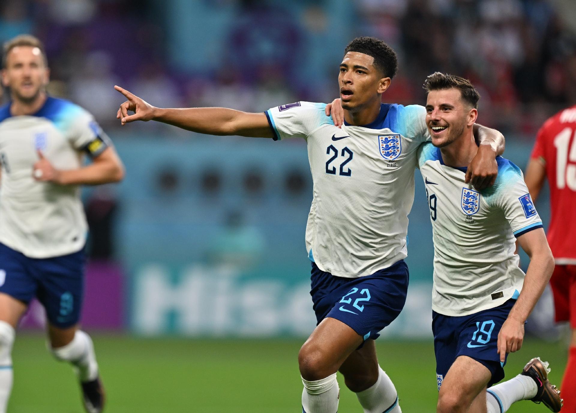 GOLEIRO do IRÃ vai a NOCAUTE e é substituído contra a INGLATERRA