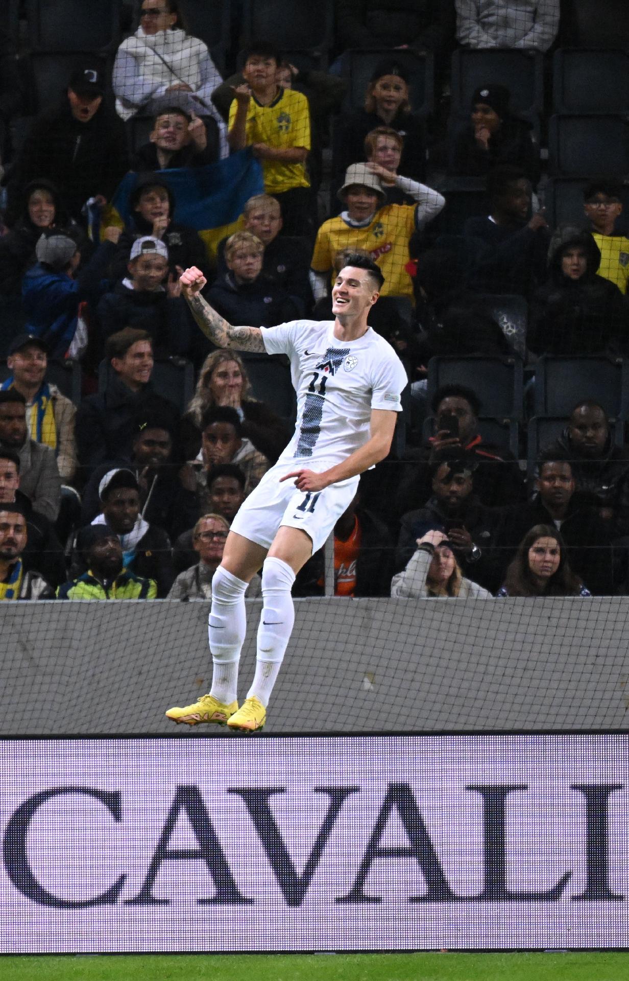 Atacante do Venezia, da segunda divisão italiana, marca quatro gols e bebe  cerveja com torcedores - Lance!