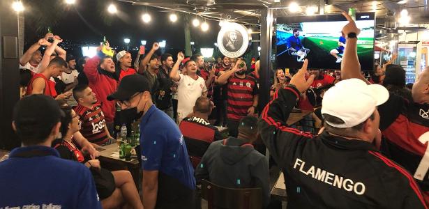 Torcida do Flamengo improvisa pagode e vê jogo em bar de Guayaquil