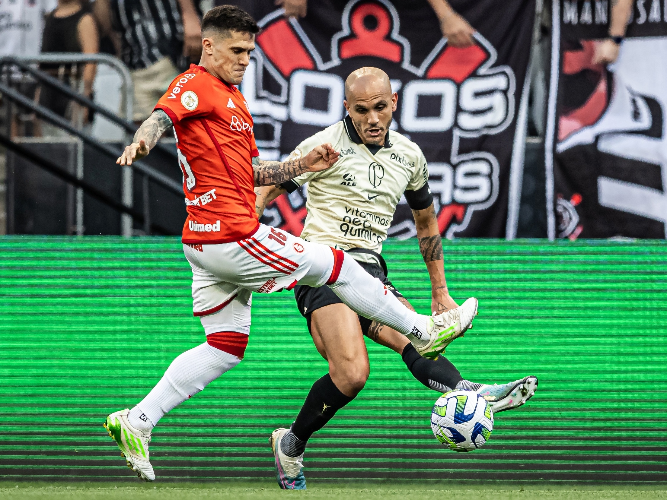 Fábio Santos vai se despedir do Corinthians em jogo contra Internacional;  veja detalhes