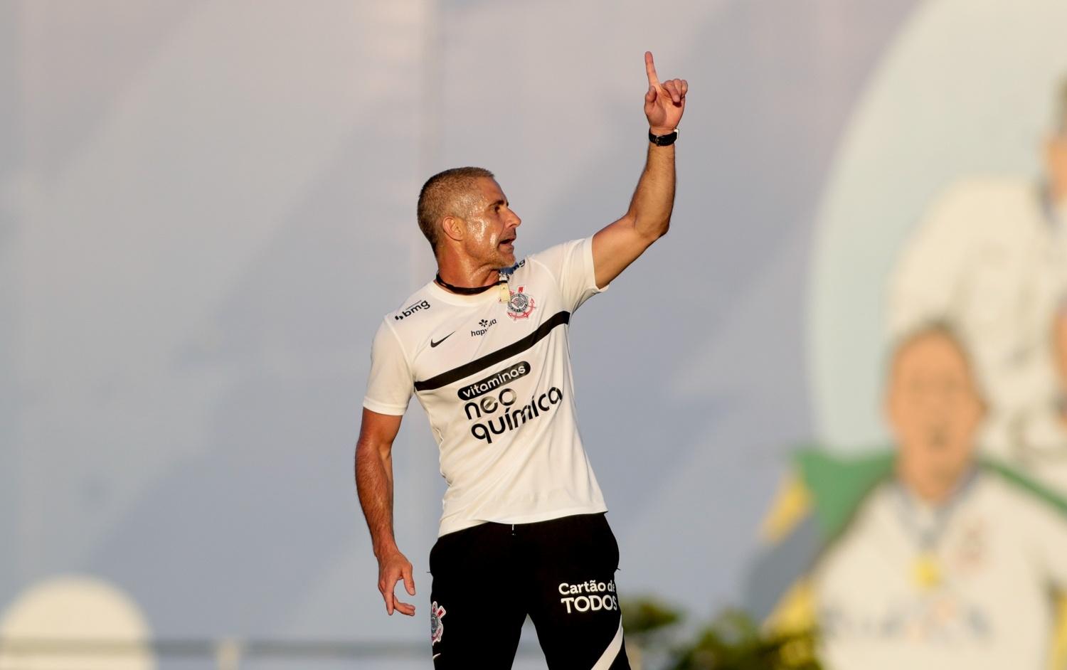 Sylvinho afirma que o time está jogando bem, mas que ainda passa por  construção