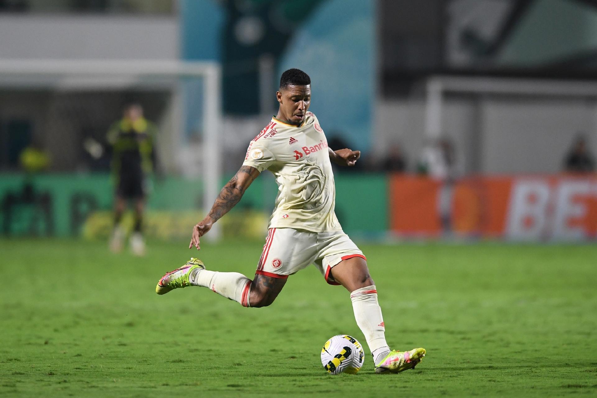 Mano Menezes fala em “recuperar” Wesley Moraes