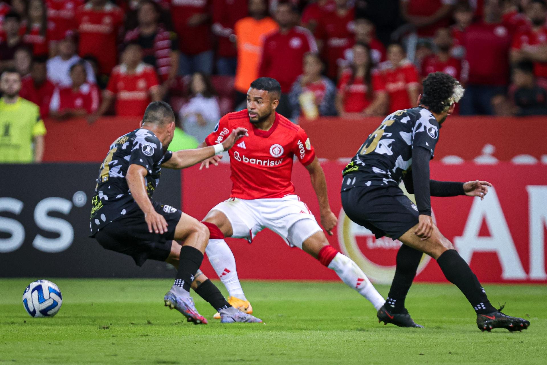 Inter ganha primeira na Libertadores com gol nos acréscimos.