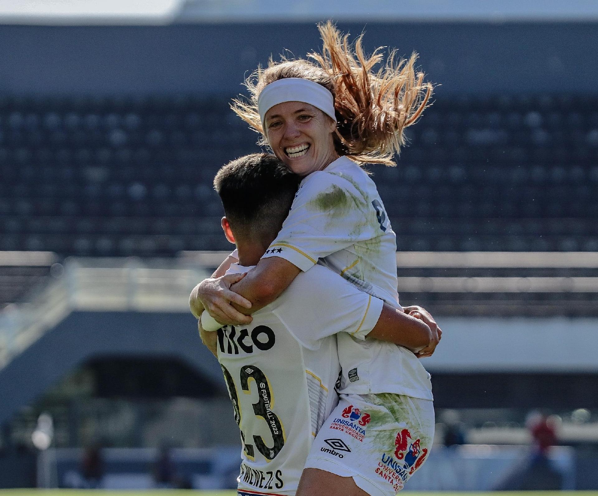 Santos goleia Flamengo e avança à semifinal do Brasileiro feminino