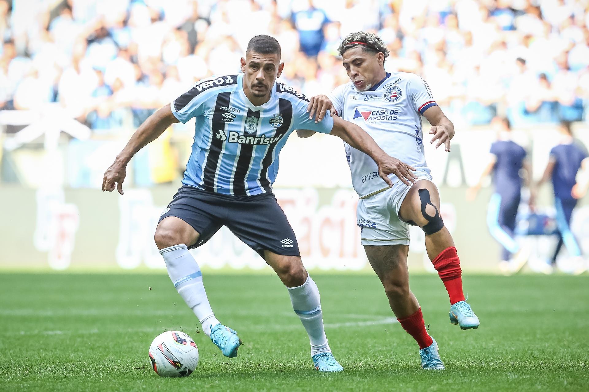 Artilheiro do Grêmio, Diego Souza é liberado para fazer cirurgia e