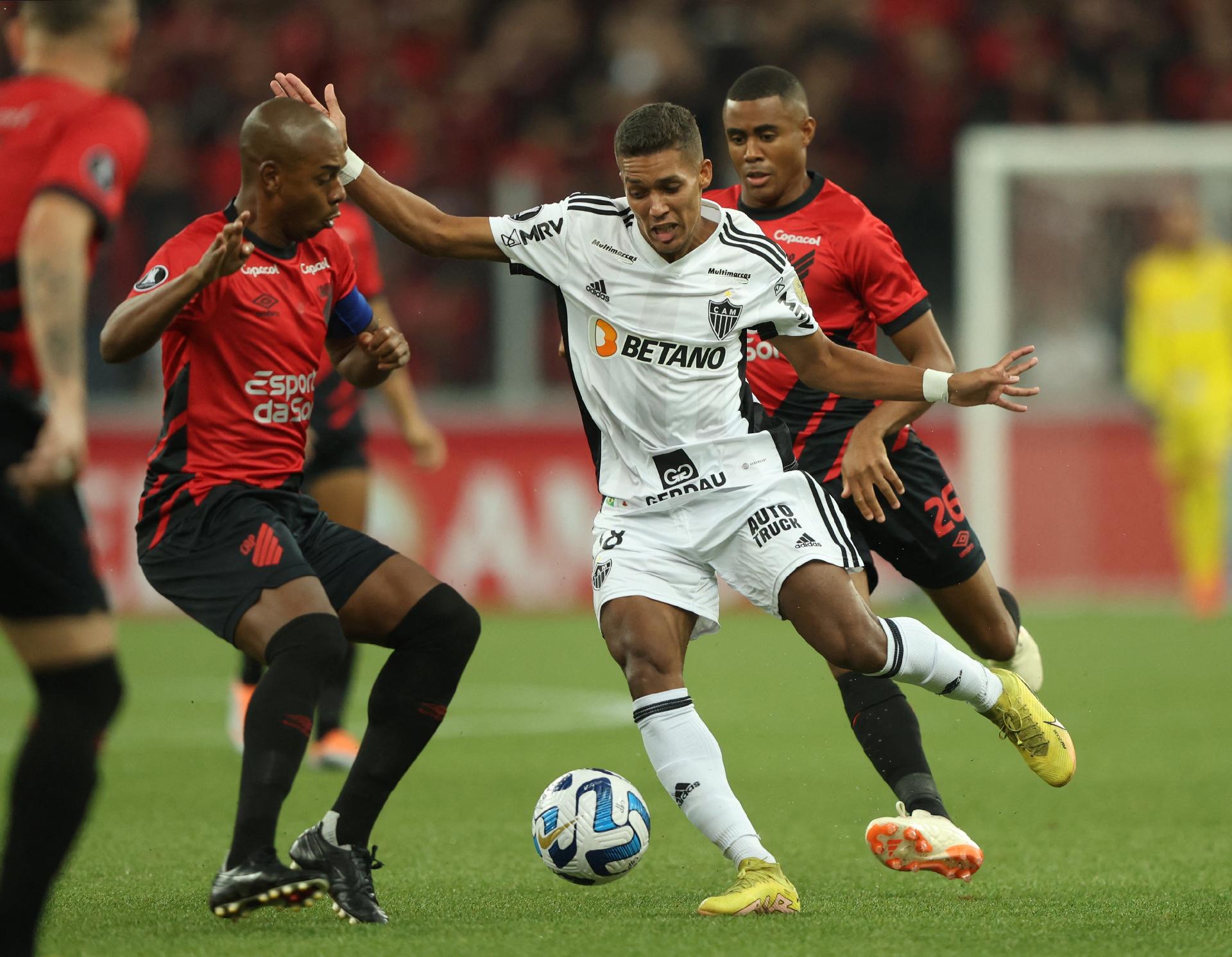 Atlético-MG x Flamengo: onde assistir ao vivo, horário e escalações do jogo  de hoje pelo Brasileirão - Lance!