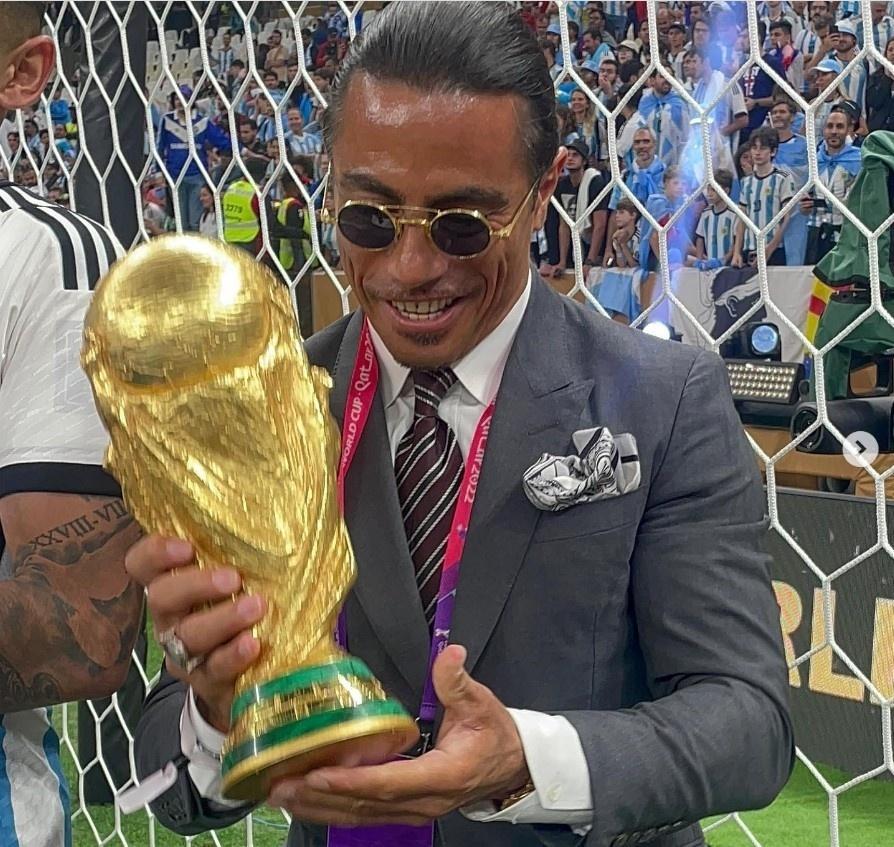 http://conteudo.imguol.com.br/c/esporte/31/2022/12/19/salt-bae-churrasqueiro-do-bife-de-ouro-com-a-taca-da-copa-do-mundo-1671497658516_v2_894x847.jpg