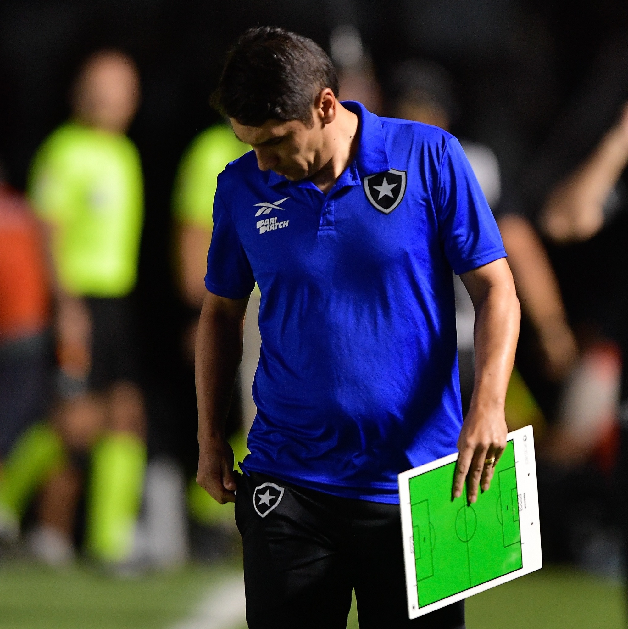 Técnico do Botafogo põe cargo à disposição após derrota para