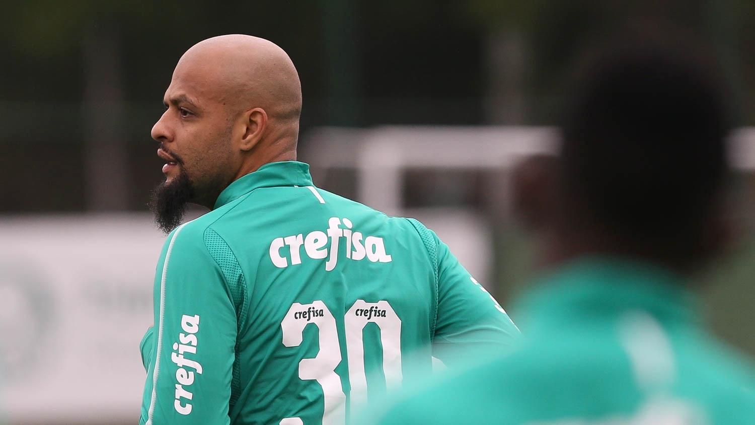 Esposa de Felipe Melo ataca críticos do jogador: 'Pessoas doentes