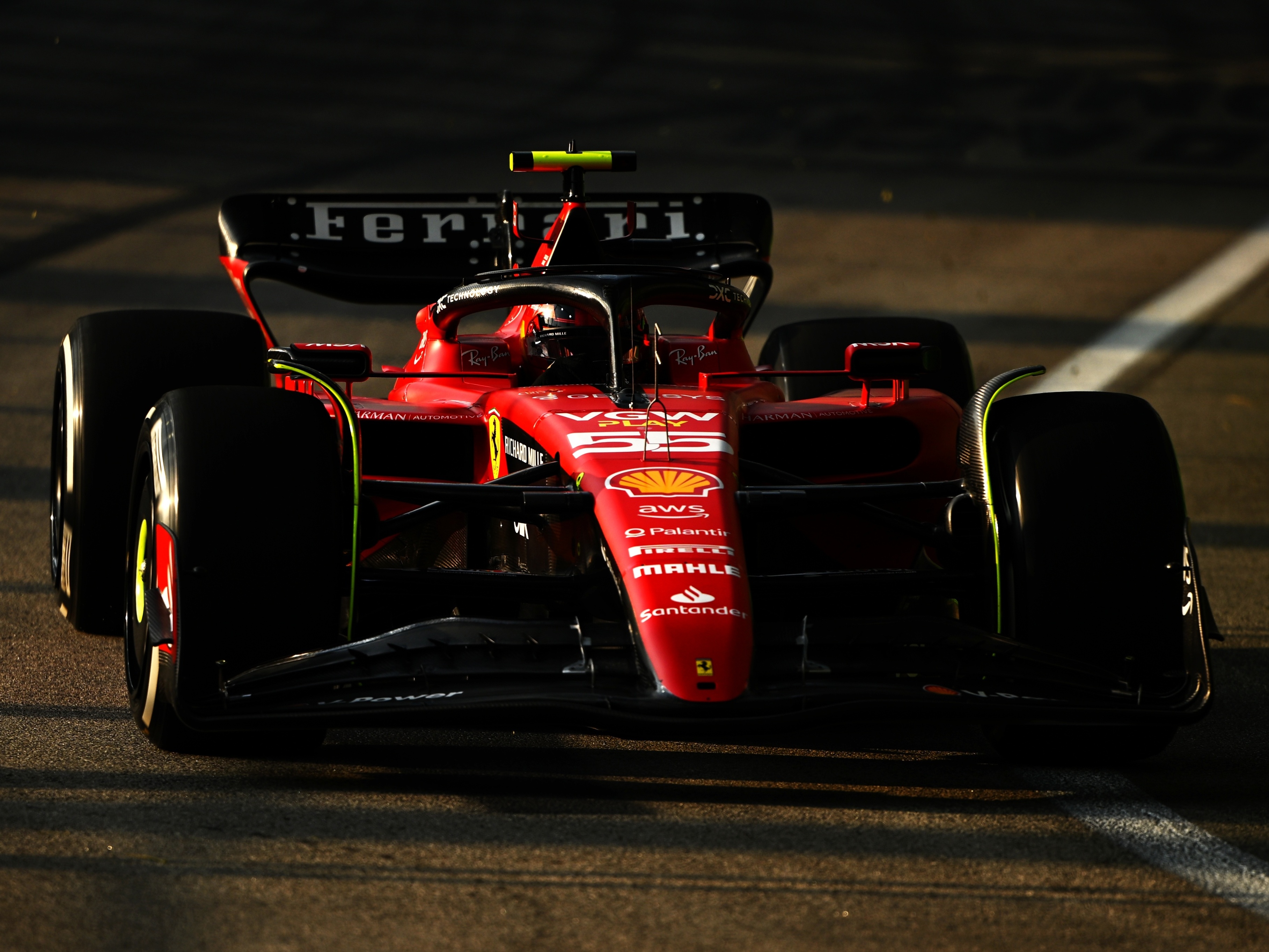 F1: Leclerc lidera primeiro treino com 1-2 da Ferrari em Singapura