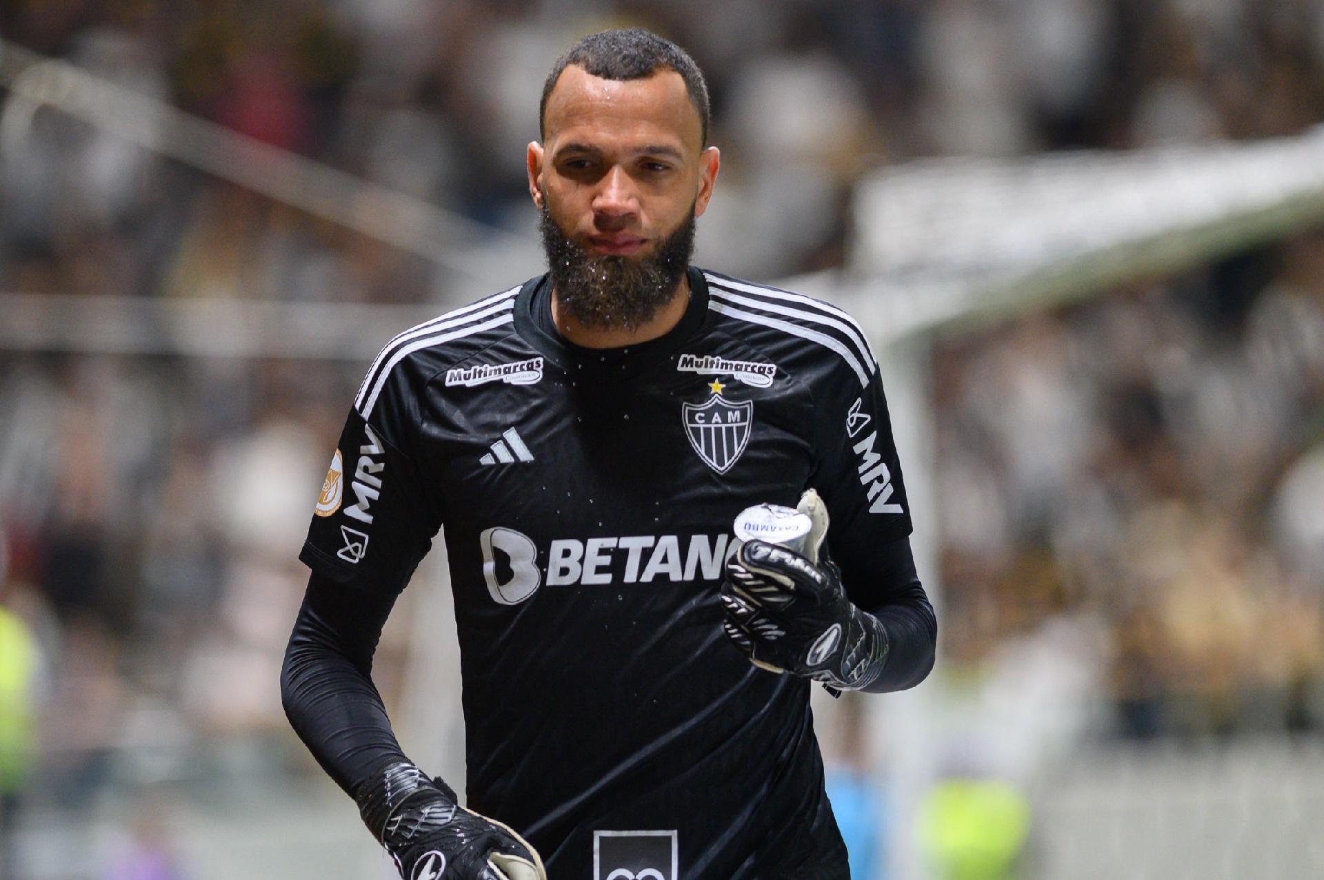 Goleiro Thiago Rodrigues recebe a camisa 1 do Vasco e destaca jogo