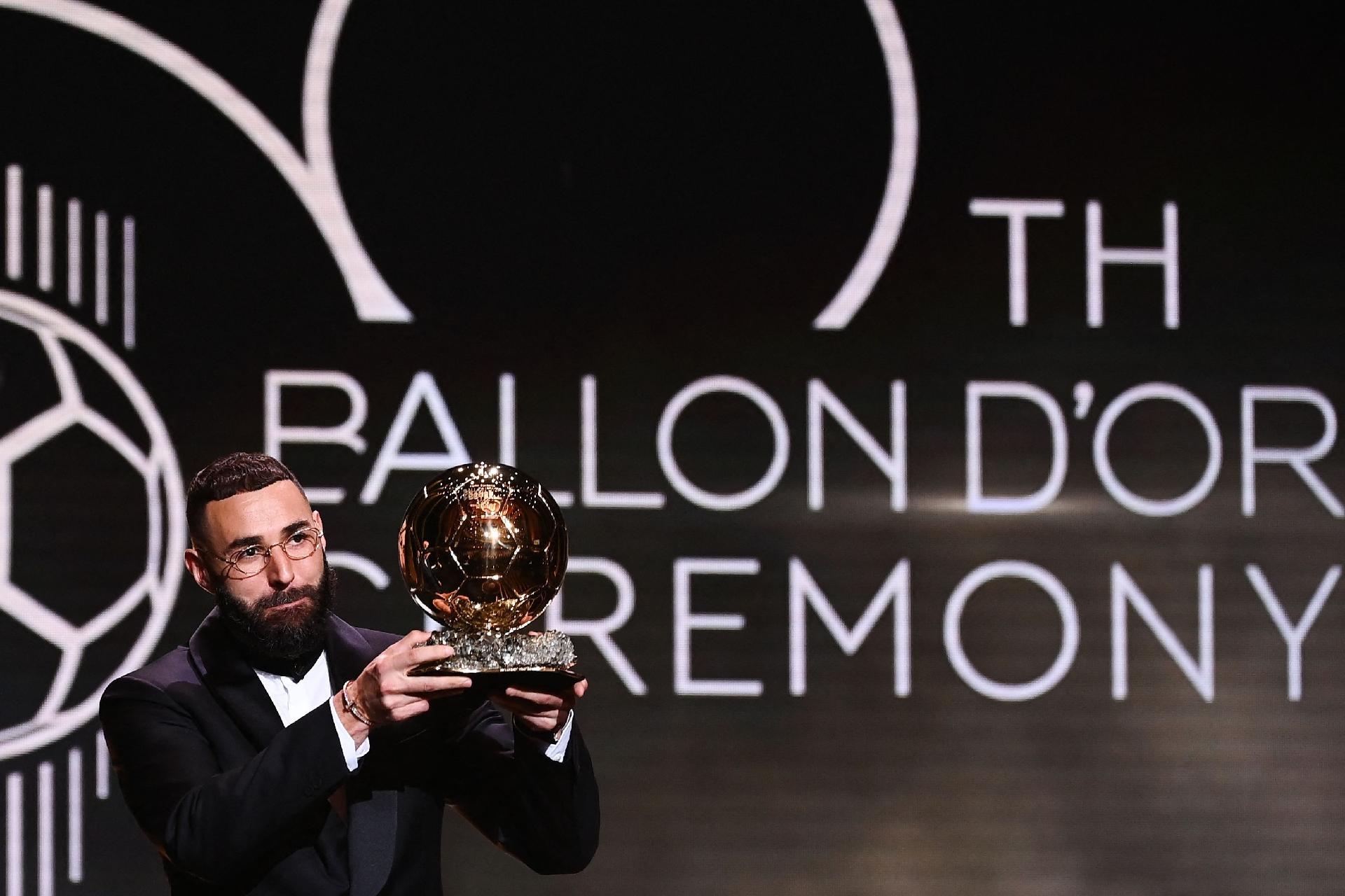 Bola de Ouro: Benzema, do Real Madrid, recebe prêmio de melhor do