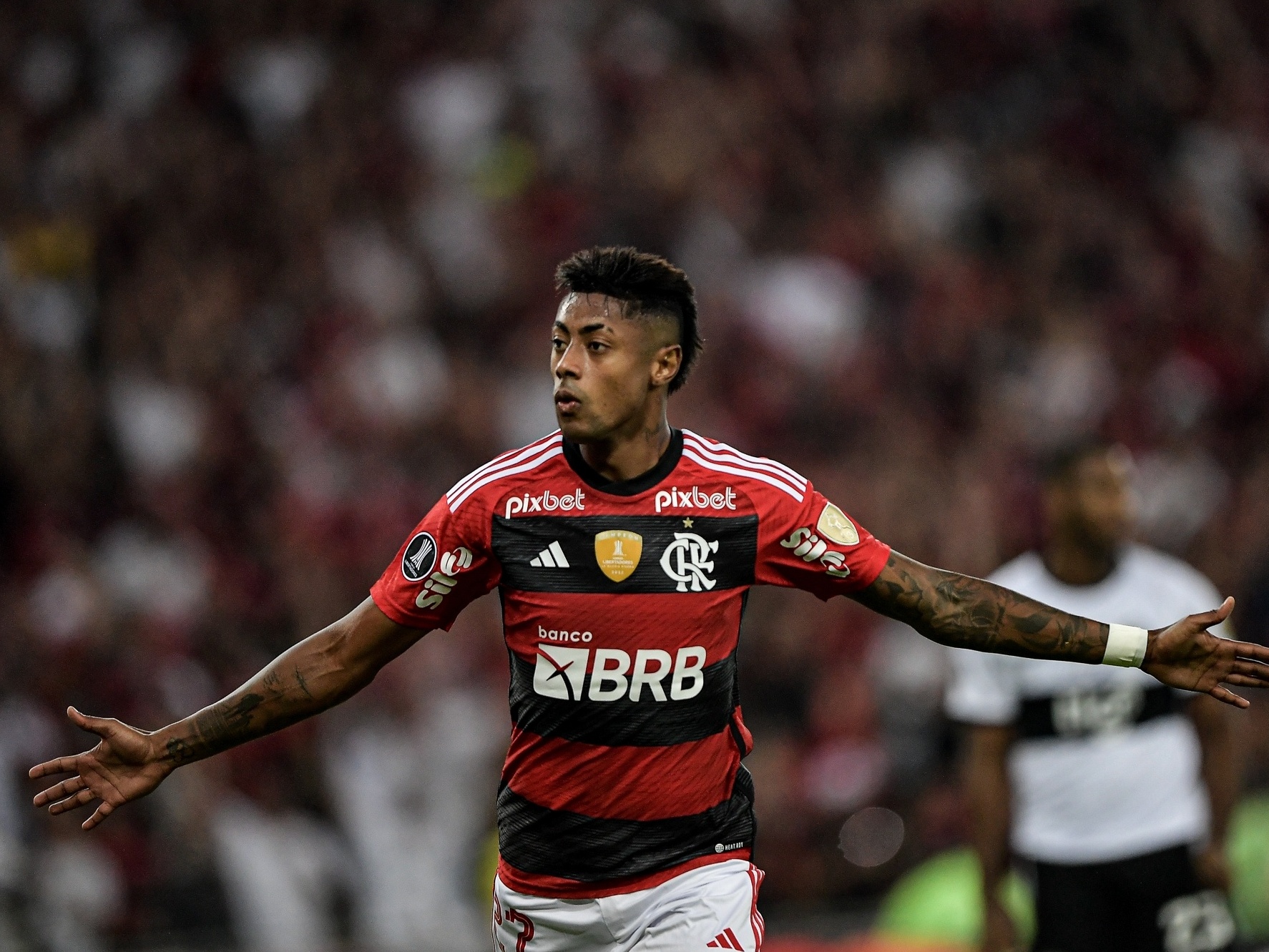 Wesley resolve 'falta de equilíbrio' do Flamengo e assume