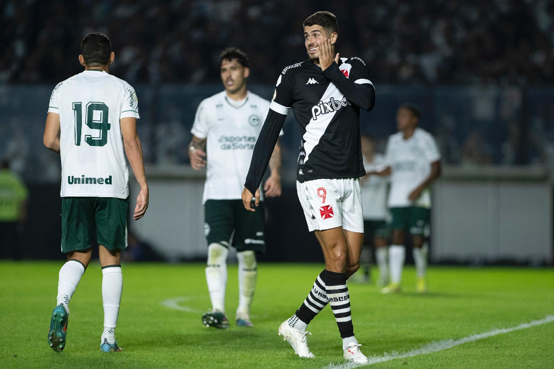 Jogo Cuiabá x Vasco tem invasão, Deyverson batendo boca com