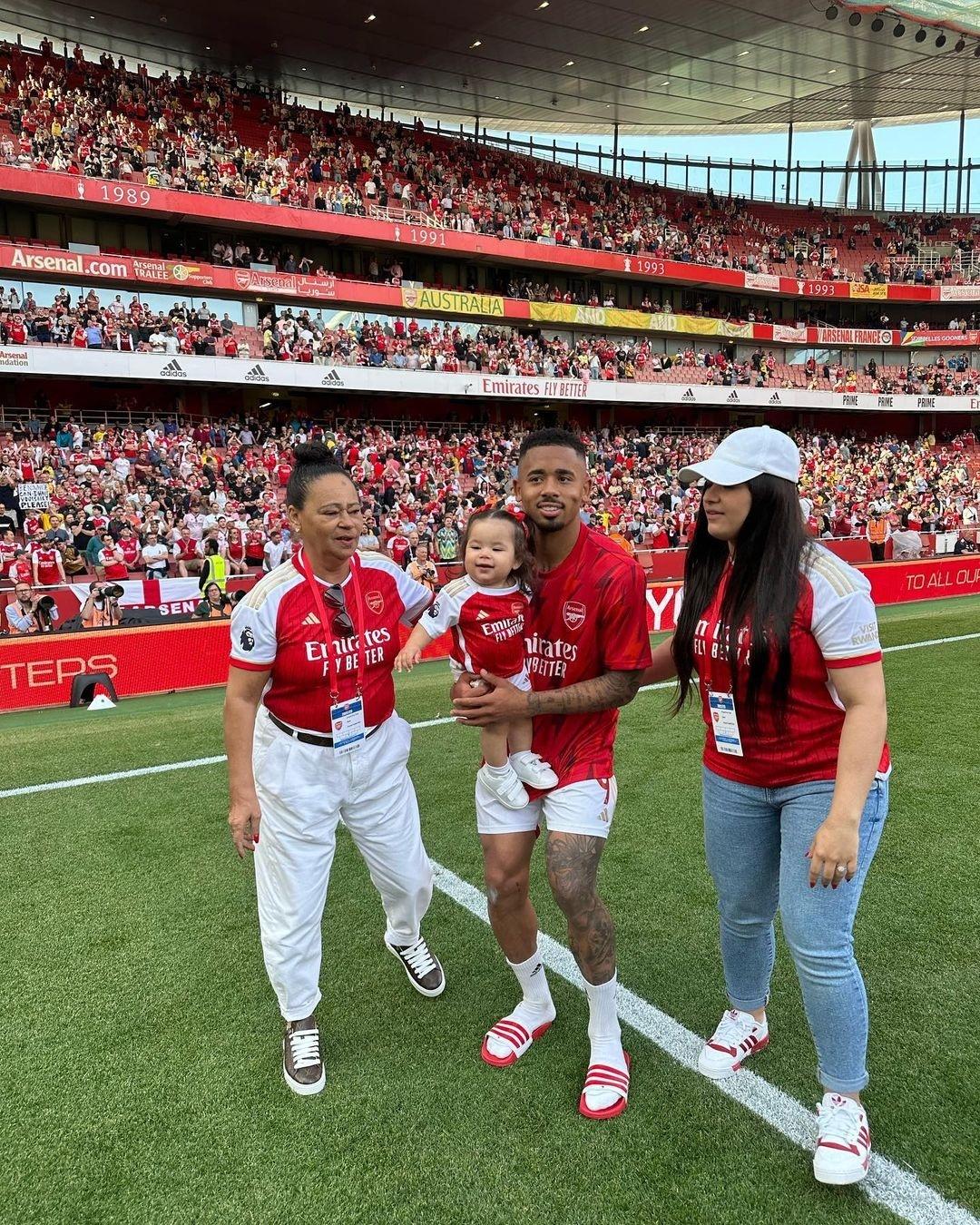 Mãe de Gabriel Jesus e nora fazem as pazes após relação conturbada