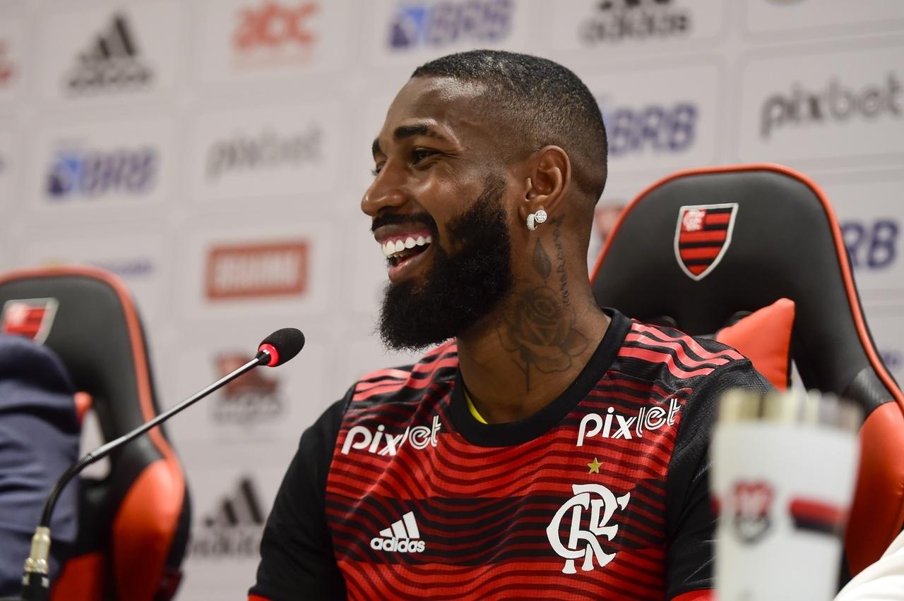 GloboEsporte.com > Futebol > Flamengo - NOTÍCIAS - CURTINHAS: Andrade  aparece no clube com esparadrapos na orelha