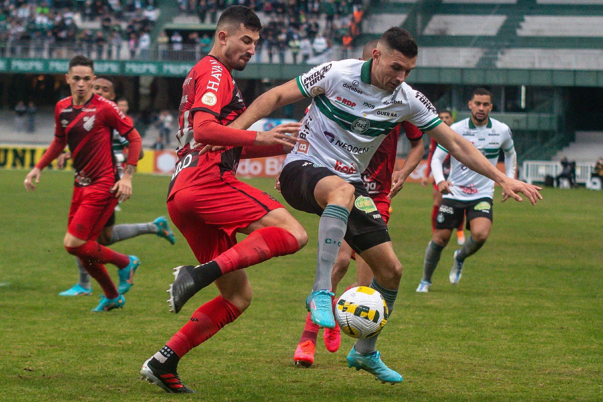 Coritiba vence Athletico-PR em clássico e encerra seca de 8 jogos