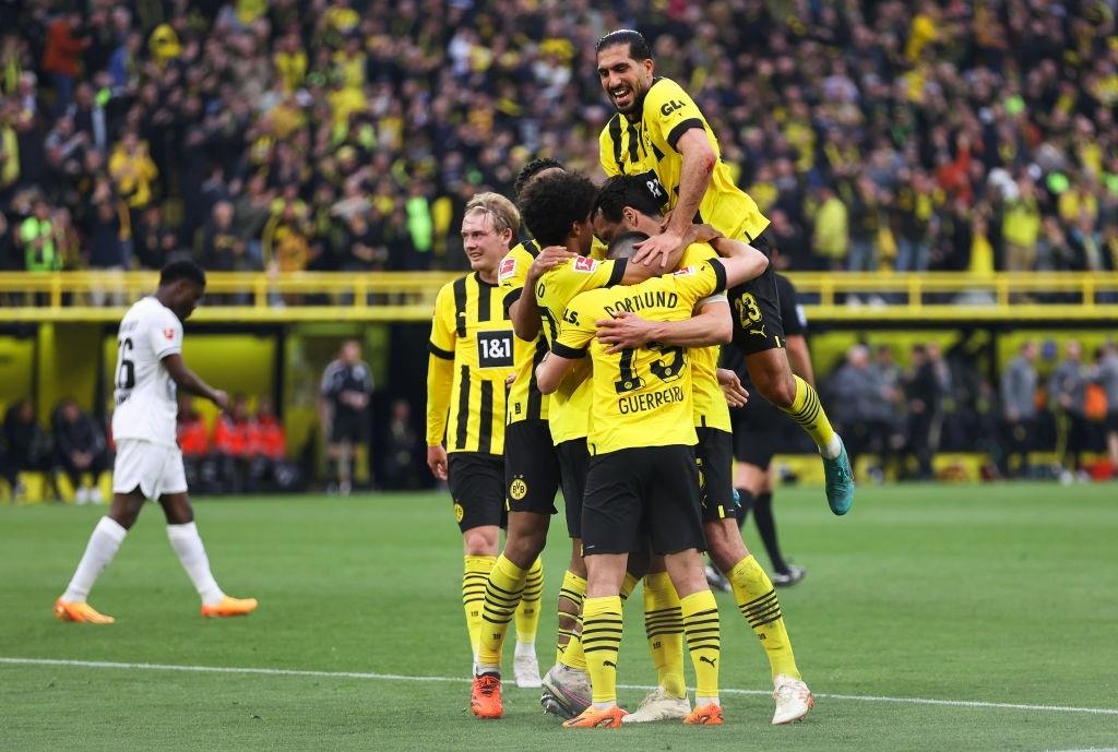 Bayern é campeão alemão após tropeço do Borussia Dortmund e mantém