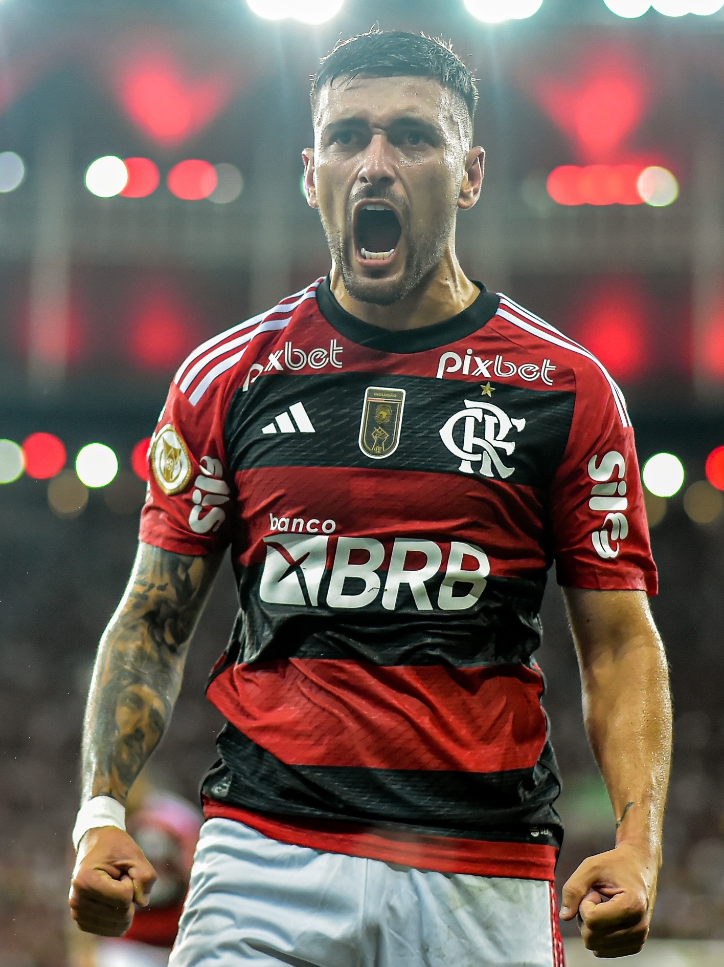 Arrascaeta faz mágica, Flamengo vence Bragantino e agita Brasileirão