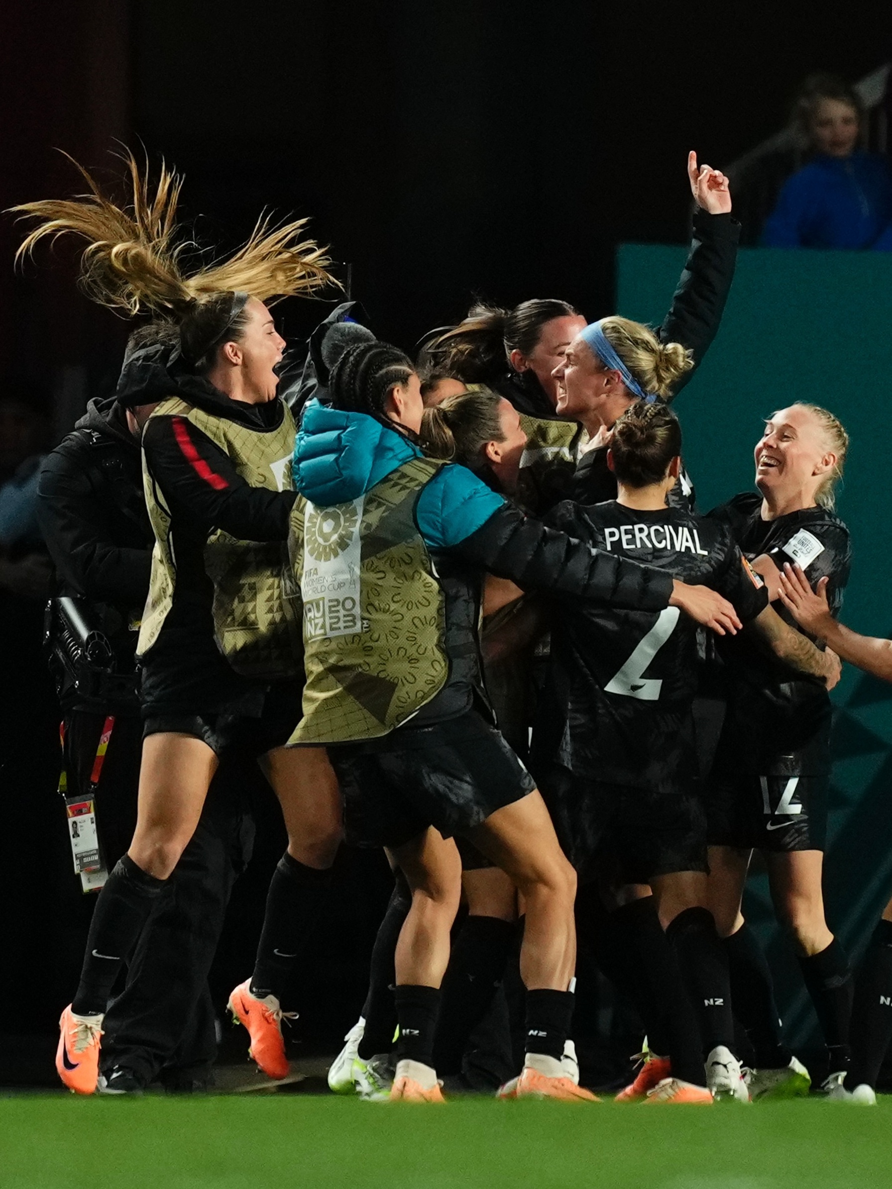 Amantes Do Futebol Feminino - Na manhã de estreia da Copa do Mundo, a  imprensa da Nova Zelândia noticia um tiroteio foi em Auckland. A cidade  recebe o primeiro jogo do Mundial