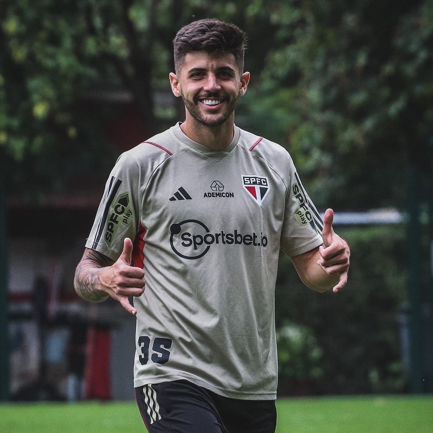 São Paulo renova com Walce, mas permanência do zagueiro no clube