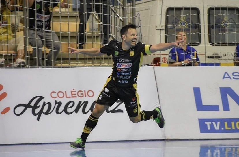 Jogo futsal para ser feliz, se fosse por dinheiro tinha voltado