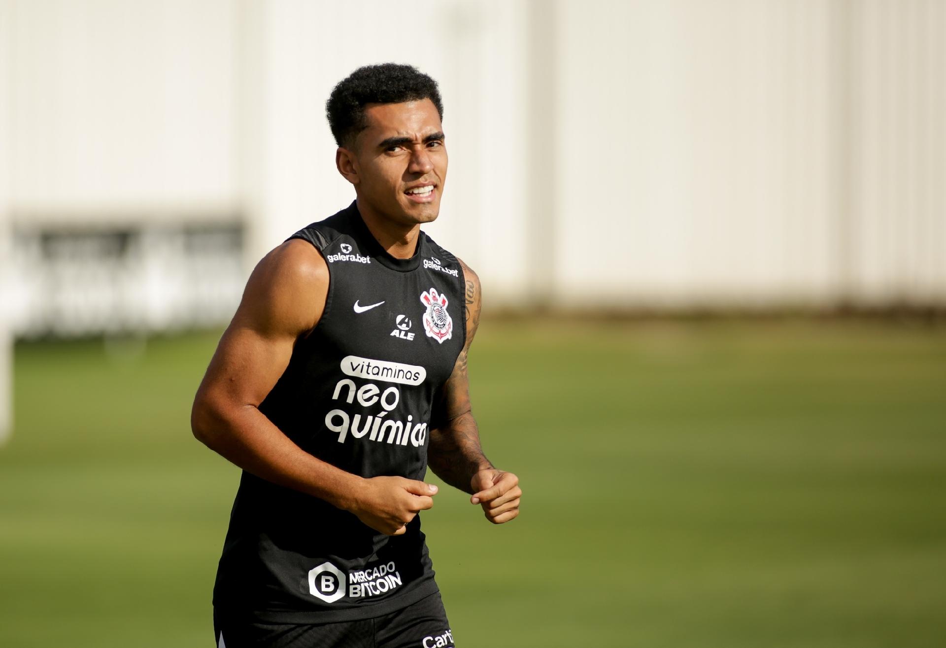 Du Queiroz com o domínio da bola em jogo contra o Flamengo