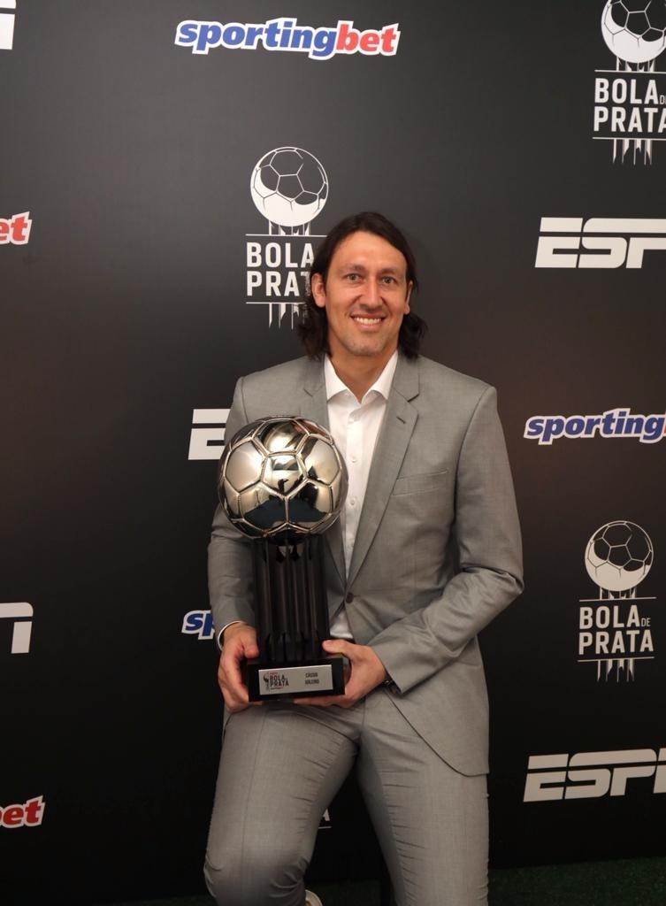 Cássio recebe prêmio de melhor goleiro no Bola de Prata; confira