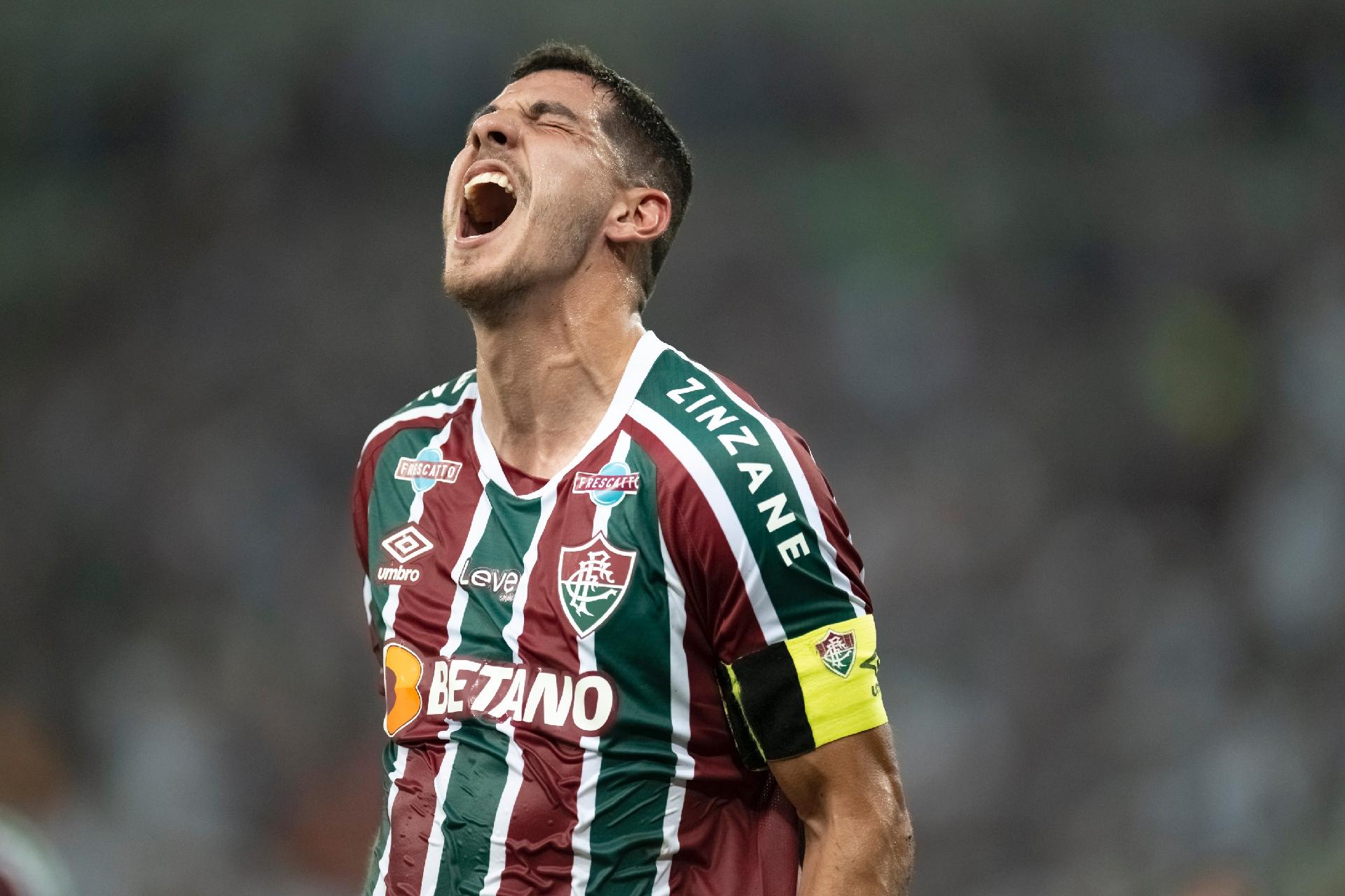 Fluminense joga em ritmo de treino, bate The Strongest e lidera