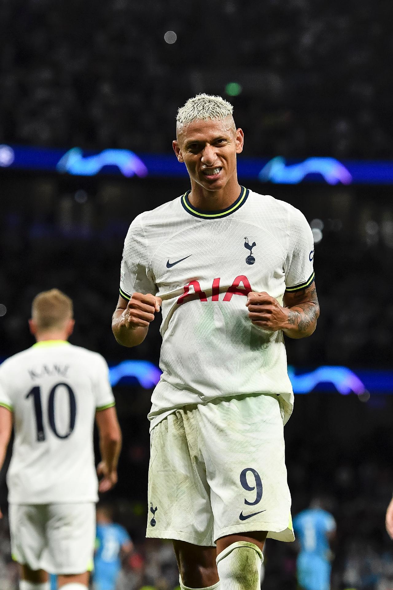 Richarlison conhece colegas de Tottenham e diz que parece um