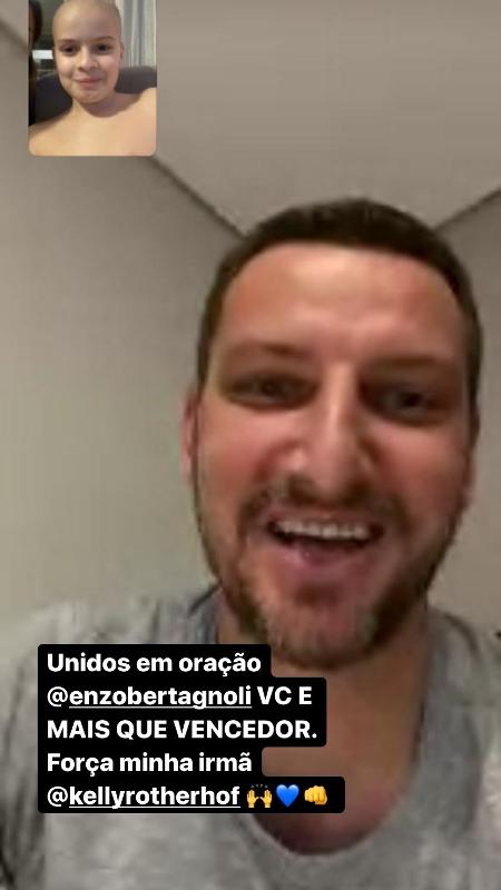 Elano raspa o cabelo em homenagem ao filho de ex Santos Júlio Sérgio