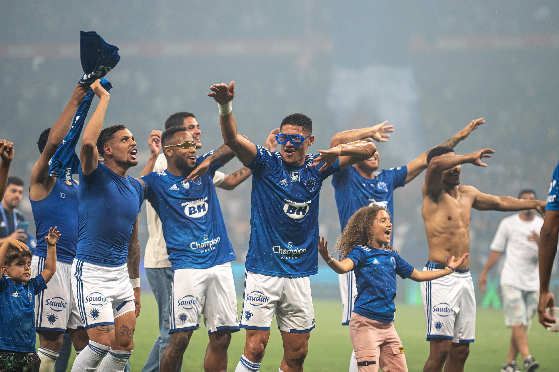 Cruzeiro vence Vasco por 3 a 0 e conquista acesso na Série B