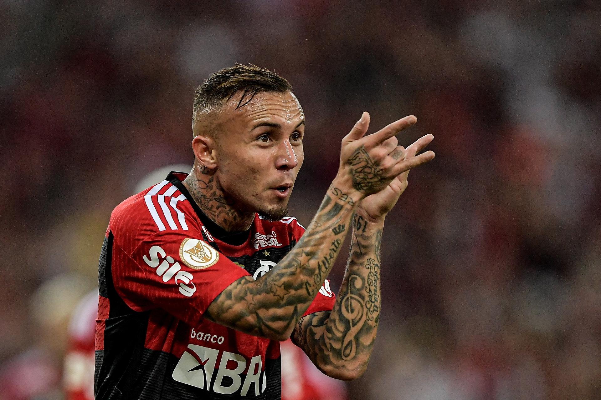 Ayrton Lucas desembarca no Rio e comemora acerto com o Flamengo