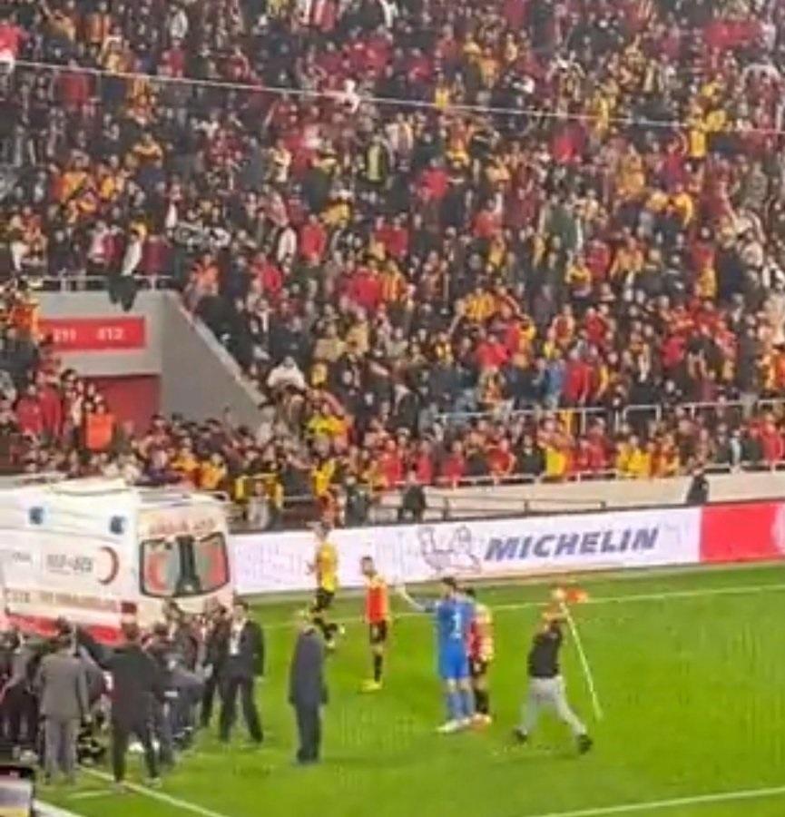 Torcida atira granada em campo no Irã