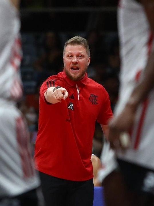 Técnico da equipe de basquete do São Paulo comenta sobre